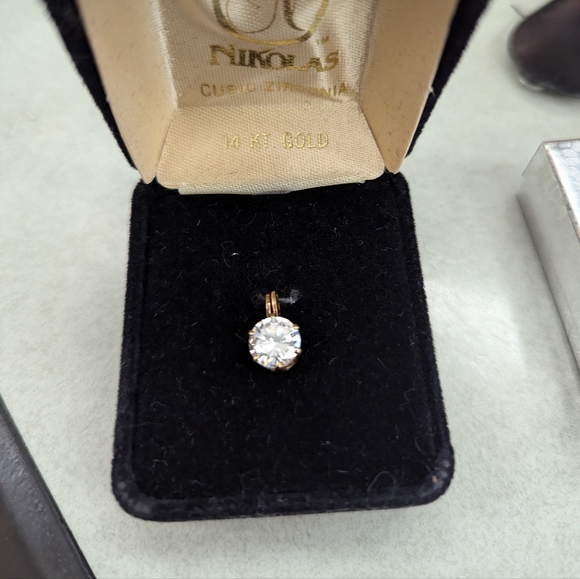 14kt Gold Cubic Zirconia Pendant - Picture 2 of 2